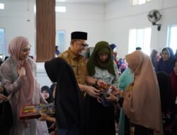 BUPATI SOLOK BESERTA KELUARGA BESAR BAGIKAN ZAKAT PADA MASYARAKAT