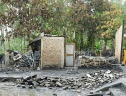 BUPATI EKA PUTRA SERAHKAN BANTUAN KEPADA KORBAN KEBAKARAN