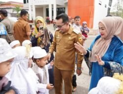 Bupati Eka Putra Melepas Peserta Pawai Wisuda Iqra’ IGRA