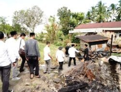 Bupati Eka Putra Berikan Bantuan Korban Kebakaran