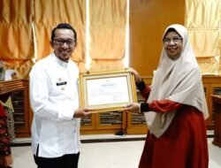 Bupati Eka Putra Berikan Penghargaan Kepada 75 ASN Purna Tugas