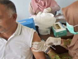DINKES KOTA SOLOK BERIKAN VAKSIN MENINGITIS 28 ORANG CJH