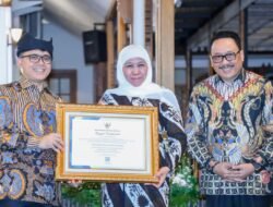 Gubernur Khofifah Terima Penghargaan Tokoh Kepemimpinan Kearsipan