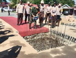 KOMANDAN RESIMEN TARUNA LATSITARDA LETAKAN BATU PERTAMA PEMBANGUNAN TUGU