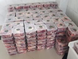 Pembagian Daging Kurban Dengan Mengunakan Box Plastik Makin Menarik
