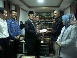 Pj.Wako Rida Serahkan Bantuan Kepada Dua Penderita Kelainan Jantung
