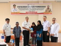 Pj. Wako Rida Ananda Serahkan Bantuan Untuk Warga Terlantar