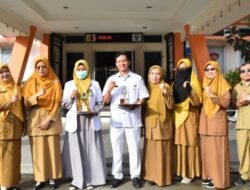 PEMKO SOLOK BERIKAN PENGHARGAAN PADA NAKES TELADAN