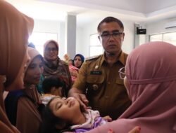 Pj.Wako Rida Terharu Lihat Salah Seorang Balita Derita Lumpuh Otak.