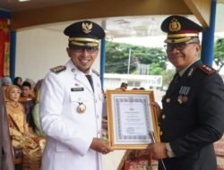 Bupati Eka Putra Terima Penghargaan Dari Kapolres
