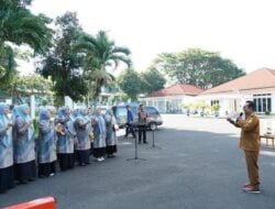 Bupati Eka PutraMelepas Kontingen Jambore PKK Tanah Datar