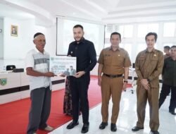 Wako Fadly Amran Serahkan Bantuan Perbaikan 105 Rumah Tidak Layak Huni