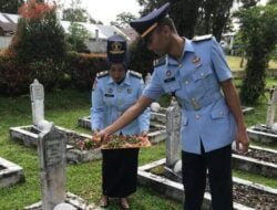 Pegawai Rupajang Ziarah dan Tabur Bunga di Taman Makam Pahlawan