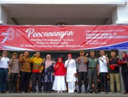 PEMKAB SOLOK BAGIKAN 1730 HELAI BENDERA MERAH PUTIH