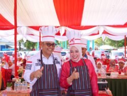 MERIAHKAN HUT RI KE 78, BUPATI SOLOK DAN KETUA TP-PKK IKUTI LOMBA MEMASAK NASI GORENG