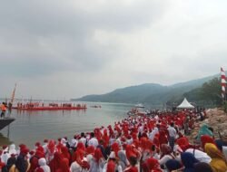 RIBUAN PESERTA IKUTI PENGIBARAN BENDERA MERAH PUTIH SECARA TERAPUNG DI DANAU SINGKARAK