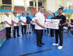 WAKO SOLOK SERAHKAN UANG SAKU 30 ATLIT YANG IKUTI PRA PON DAN SELEKSI PON