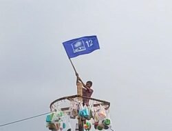 BENDERA MERAH PUTIH, PAN BERKIBAR SAAT ACARA PANJAT PINANG