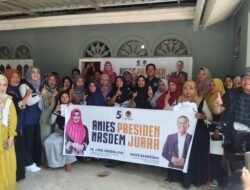 Para Siswa Penerima Bea Siswa Dari Anggota DPR RI Lisda Hendra Joni