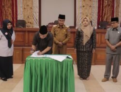 Walikota Payakumbuh Bersama DPRD Tanda Tangani Persetujuan