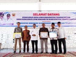 Bupati Eka Putra Serahkan Hadiah Kepada Tiga LPM Terbaik