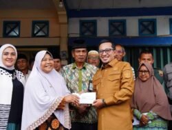 Bupati Eka Putra Serahkan Bantuan Kebakaran