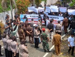 Warga Sikabau Demo Kejaksaan Dharmasraya