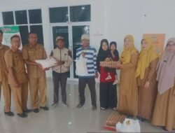 PEMKO SOLOK SERAHKAN BAHAN PANGAN PADA KELUARGA KURANG MAMPU
