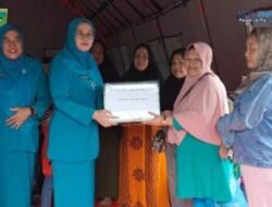 Pj. Ketua PKK Bersama DWP Serahkan Bantuan Korban Kebakaran