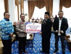 Bupati Eka Putra Serahkan Dana Hibah Pilkada