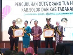 BUPATI DAN KETUA TP-PKK KABUPATEN SOLOK DIKUKUHKAN SEBAGAI DUTA ORANG TUA HEBAT
