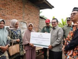Rumah Warga Tertimpa Pohon, Bupati Eka  Serahkan Bantuan