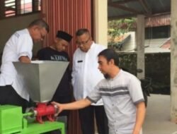 PEMKO SOLOK SERAHKAN BANTUAN SATU UNIT MESIN