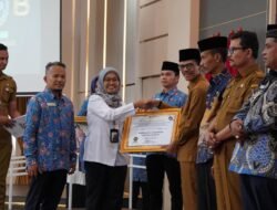 PEMKAB LIMAPULUH KOTA DAPAT PENGHARGAAN OMBUDSMAN RI