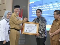 OMBUDSMAN PERWAKILAN SUMBAR SERAHKAN PENGHARGAAN WAWAKO SOLOK