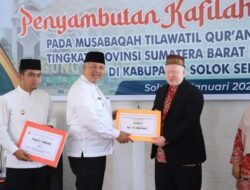WALIKOTA DAN WAWAKO SOLOK SERAHKAN REWARD KAFILAH MTQ