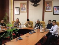 WAKO SOLOK DAN JAJARAN FORKOMPIDA IKUTI KOMSOS MELALUI DARING