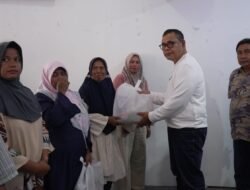 BUPATI SOLOK BAGIKAN 550 PAKET SEMBAKO
