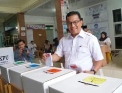 Pj Wako Sonny dan Keluarga Salurkan Hak Pilih di TPS 15 Silba