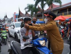 Bupati Eka Putra Bagikan Masker