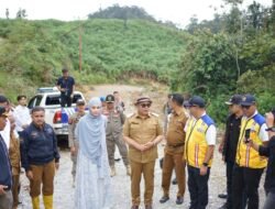 BUPATI SOLOK DAN ATHARI TINJAU JALAN KAPUJAN-RIMBO DATA