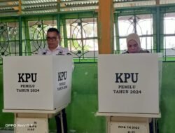 BUPATI SOLOK SALURKAN HAK SUARA PEMILU 2024 DI TPS 006 MAN SINGKARAK