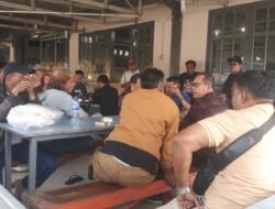 Alunan Musik Karoeke Dengan Vocalis Silih Berganti, Termasuk Ketua PWI Dharmasraya