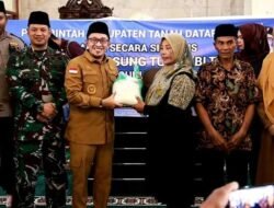 Bupati Eka Putra Serahkan BLT & Beras Untuk Petani