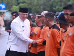 RAIH ADIPURA, WAKO SOLOK SERAHKAN REWARD PADA PETUGAS KEBERSIHAN