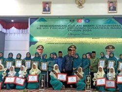 GUBERNUR SUMBAR SERAHKAN PENGHARGAAN PADA KETUA DASAWISMA