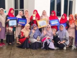 WAKO SOLOK SERAHKAN PENGHARGAAN SEKOLAH ADIWIYATA 4 SEKOLAH