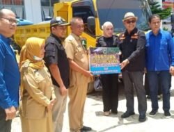PEDULI BENCANA, BUPATI SOLOK SERAHKAN BANTUAN KORBAN BANJIR PESSEL