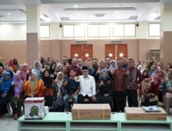 BUPATI SOLOK SERAHKAN ALAT USAHA BAGI PELAKU UMKM DAN IKM