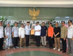 WAKO SOLOK SERAHKAN BANTUAN KORBAN BANJIR DI PESSEL